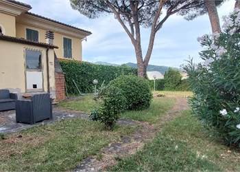 Villa BIFAMILIARE libera tre lati- 2 APPARTAMENTI giardino Depandance e garage.