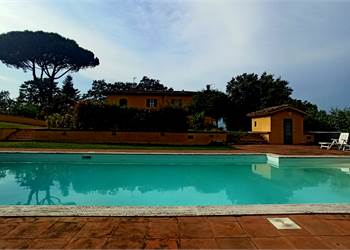 Colonica con ampio giardino e piscina.